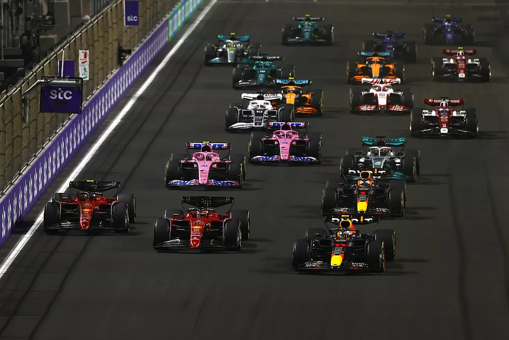 Arrancada Sergio Pérez, Red Bull Racing RB18, Charles Leclerc, Ferrari F1-75, Max Verstappen, Red Bull Racing RB18, Carlos Sainz Jr.