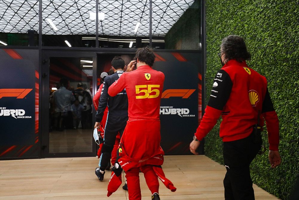 Alex Albon, Williams Racing, Carlos Sainz Jr., Ferrari, Laurent Mekies, Racing Director, Ferrari