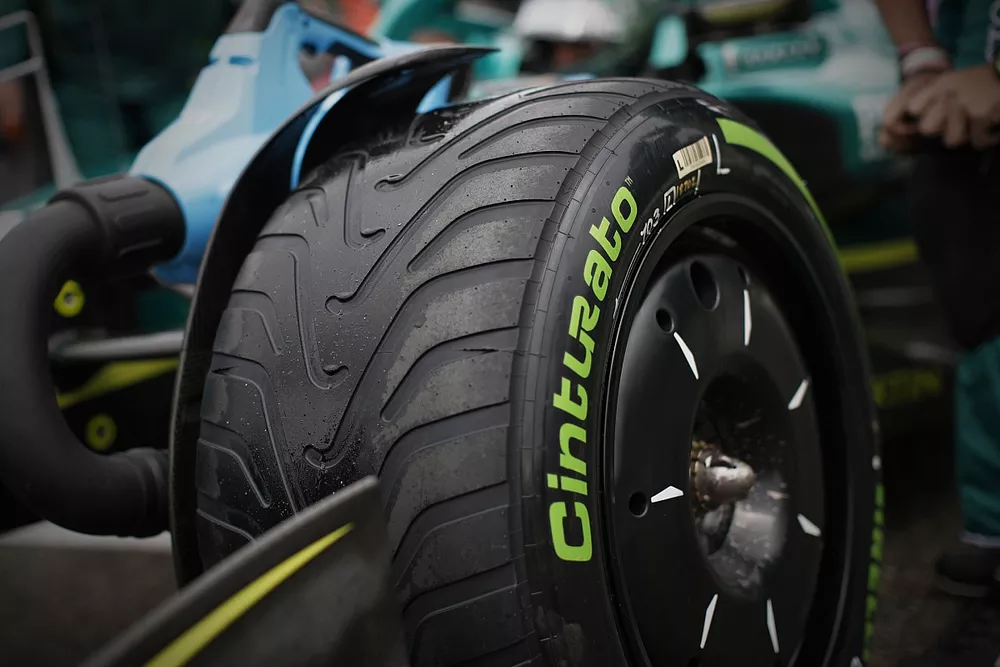 Intermediate tyre on the car of Lance Stroll, Aston Martin AMR22