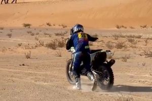 V&iacute;deo: el drama de Santolino para acabar la etapa del Dakar empujando su moto