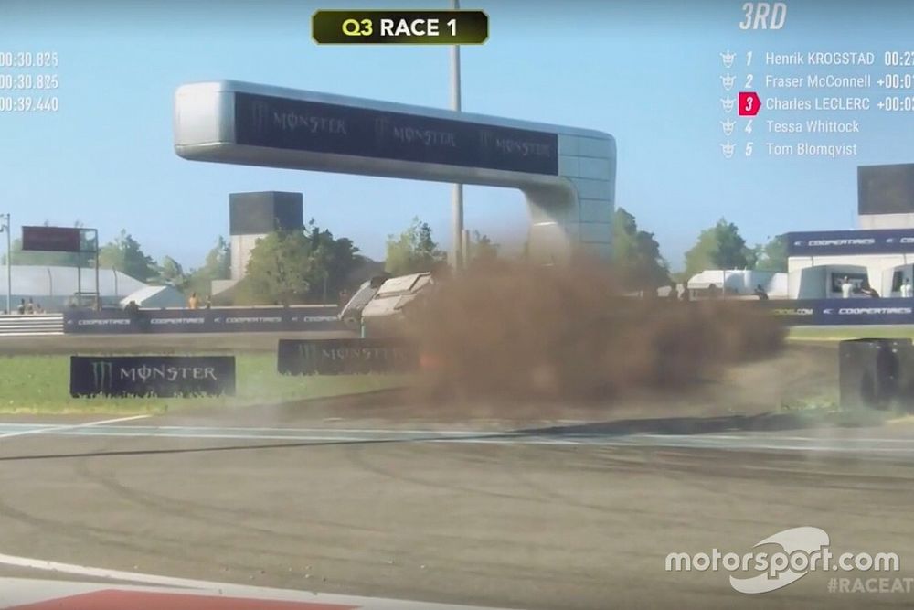 Charles Leclerc vuelca durante la carrera virtual del World RallyCross