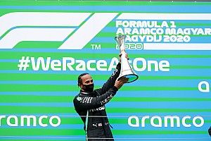 Hamilton domineert GP van Hongarije, Verstappen tweede na crash