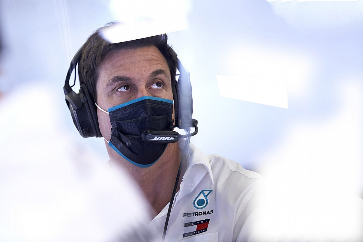 Bottas abroncsai révén maradt kint tovább Hamilton