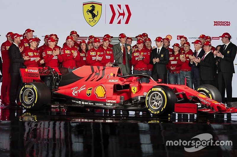 Charles Leclerc, Ferrari, Sebastian Vettel, Ferrari con miembros de Ferrari