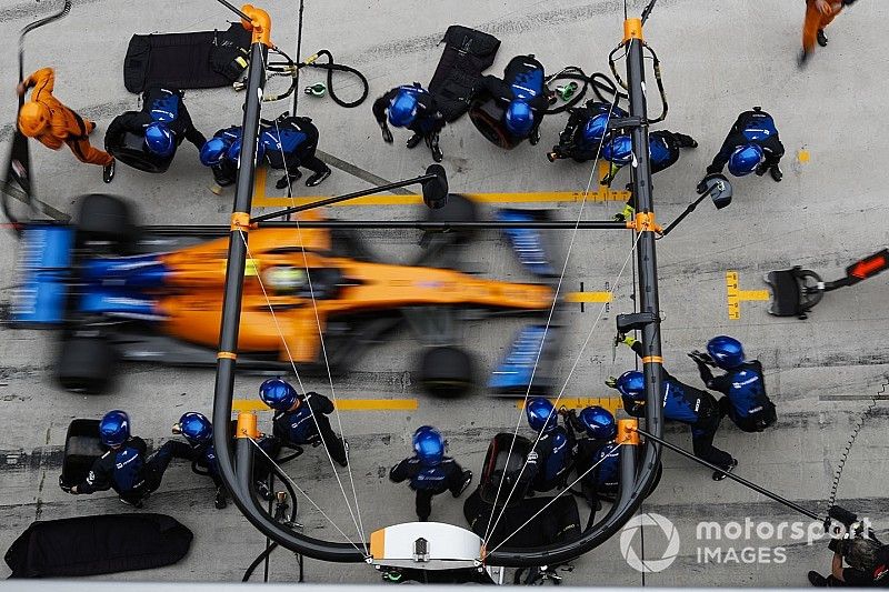 Lando Norris, McLaren MCL34, effettua un pit stop