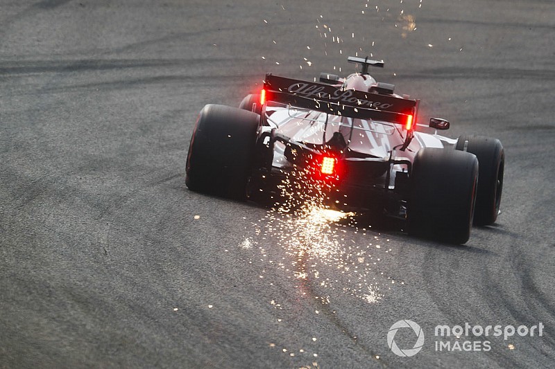 Räikkönen pénteki napja Kínából, képekben: száguldás az Alfával