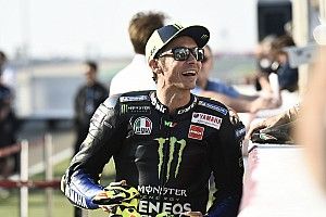 Hamilton a MotoGP nyitóhétvégéjén Katarban: "Őrült lenne Rossival egy pályán motorozni"
