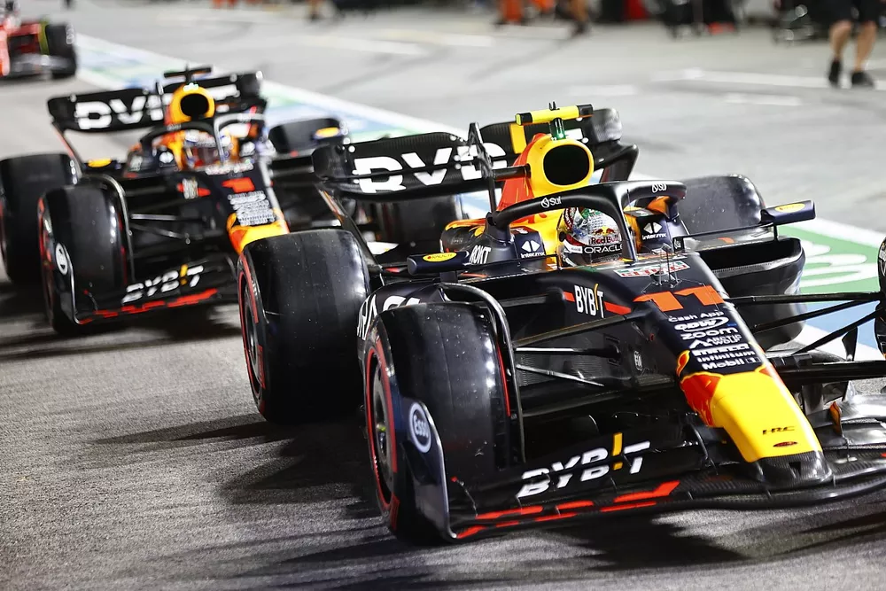 Sergio Perez, Red Bull Racing RB19, Max Verstappen, Red Bull Racing RB19, ai box
