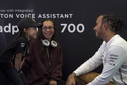 Mercedes-Fahrer Lewis Hamilton spielt Fans einen Streich