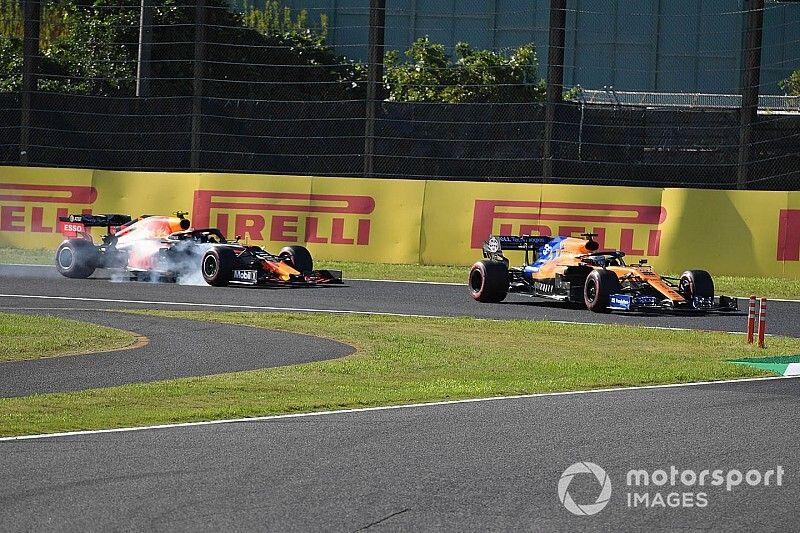 Carlos Sainz Jr., McLaren MCL34, y Alex Albon, Red Bull RB15