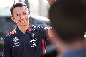 Albon blij met complimenten Hamilton: “Aardig van hem”
