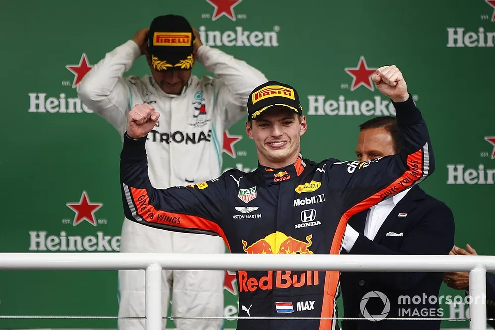 Winnaar Max Verstappen, Red Bull Racing en Lewis Hamilton, Mercedes AMG F1 