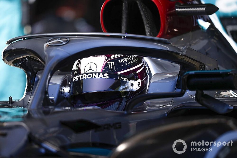 Pérez vezeti az F1-es tesztet, de mindenki a Mercedes trükkjéről beszél