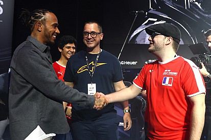 Хэмилтон проиграл престижную кибергонку обозревателю Motorsport.com