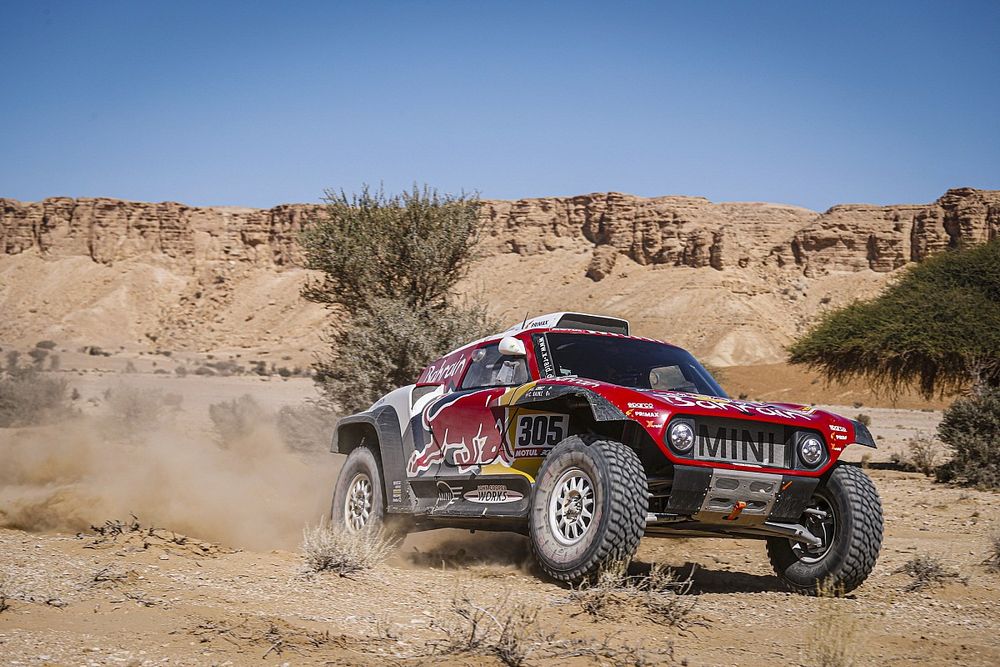 Sainz saca 18 minutos a Al Attiyah y Peterhansel
