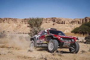 Sainz saca 18 minutos a Al Attiyah y Peterhansel