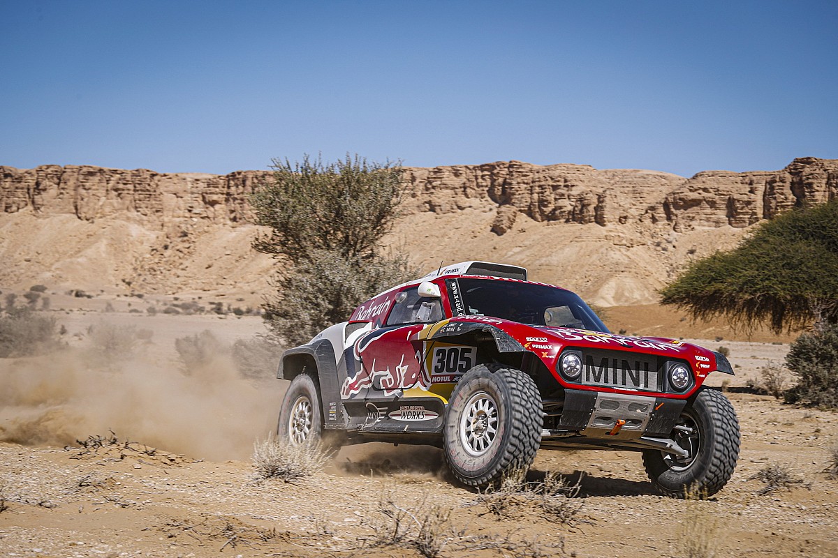 Sainz saca 18 minutos a Al Attiyah y Peterhansel
