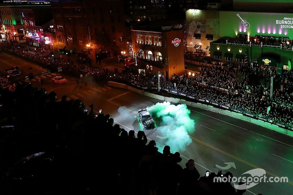 Carros da Corrida das Estrelas da NASCAR devem ter iluminação na parte inferior