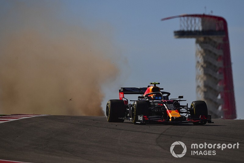 Albon és Sainz nézetéből a nagy csattanás: videó