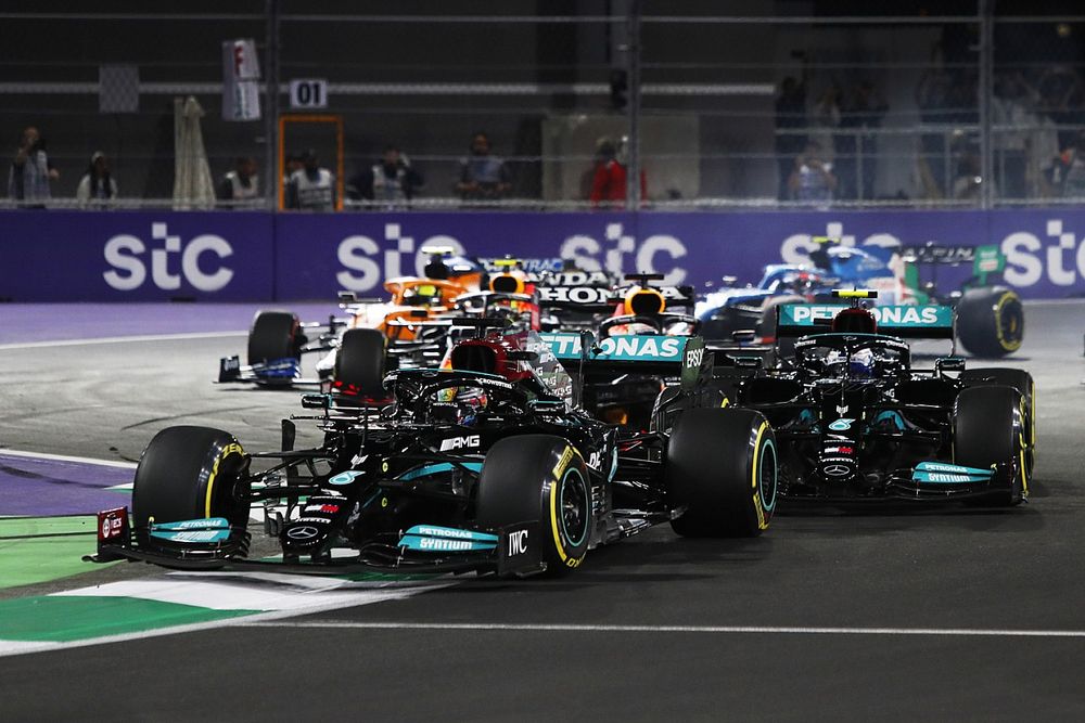 Vídeo: accidente de Pérez y primer duelo Verstappen/Hamilton