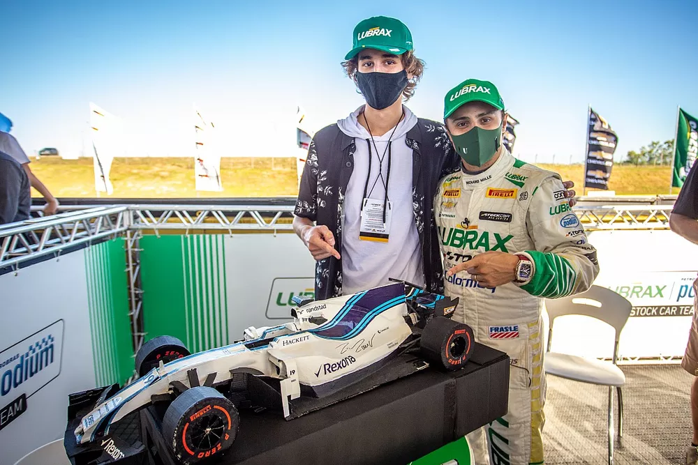 Felipe Massa autografa r&eacute;plica de Williams FW40 de 2017
