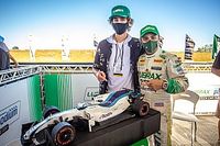 Massa autografa miniatura de papelão da Williams de 2017 feita por fã do piloto