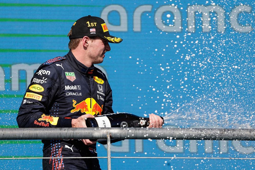 Max Verstappen, Red Bull Racing, 1e positie, spuit de zege Champagne