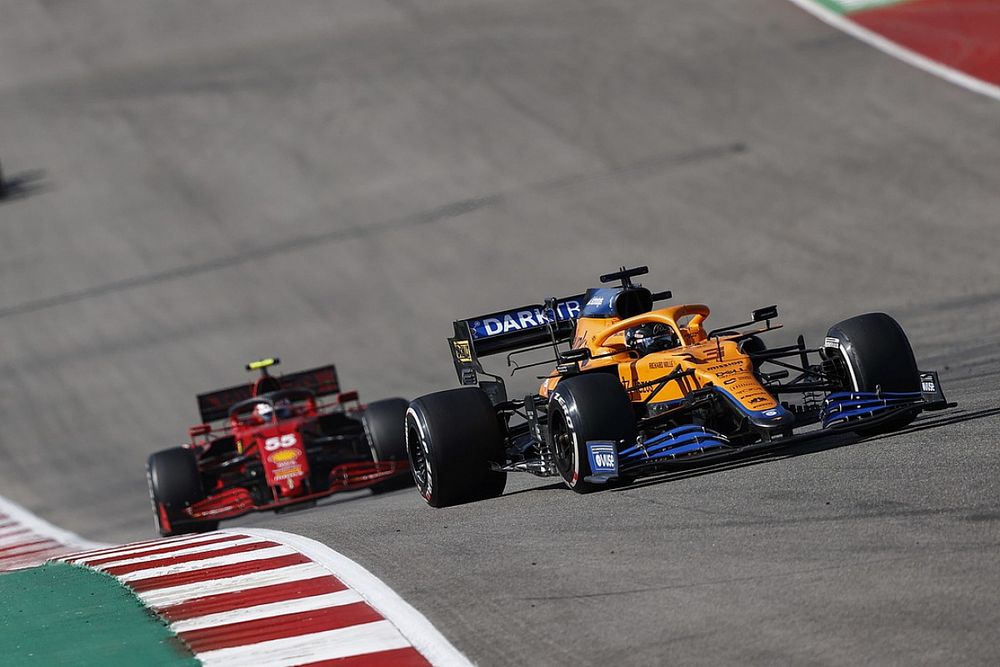 Daniel Ricciardo, McLaren MCL35M, Carlos Sainz Jr., Ferrari SF21