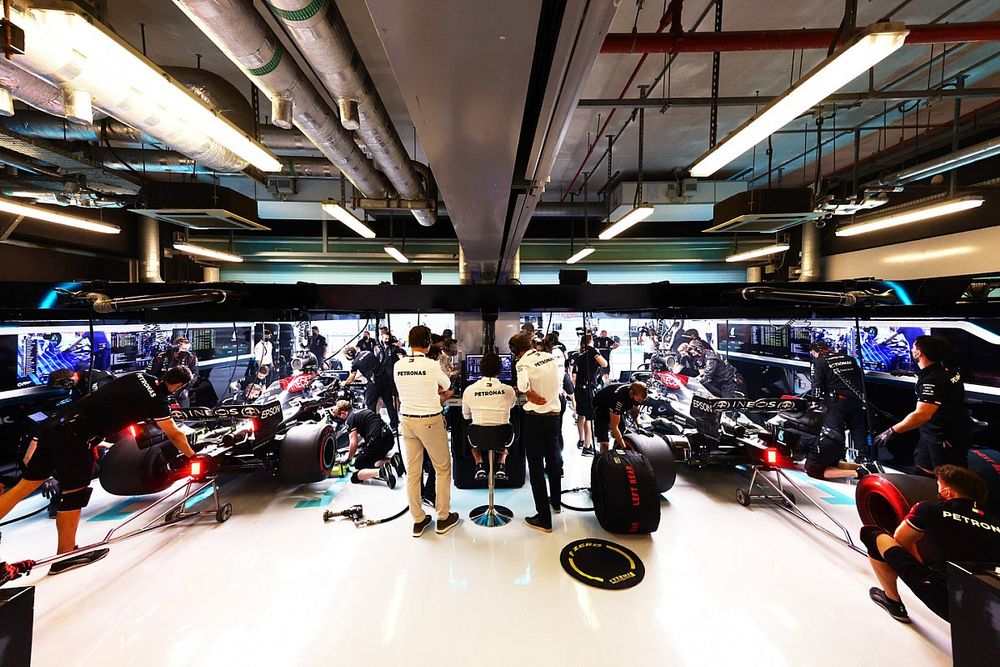 Mercedes: “Aangepast vrijdagprogramma vormt grote uitdaging”