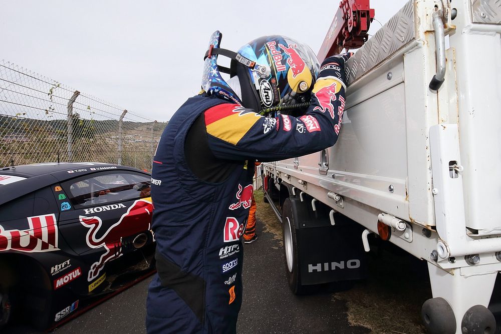【スーパーGT】勝てる自信しかなかった……ホイール脱落でリタイアの16号車大湯、コースサイドで悔しさあらわ