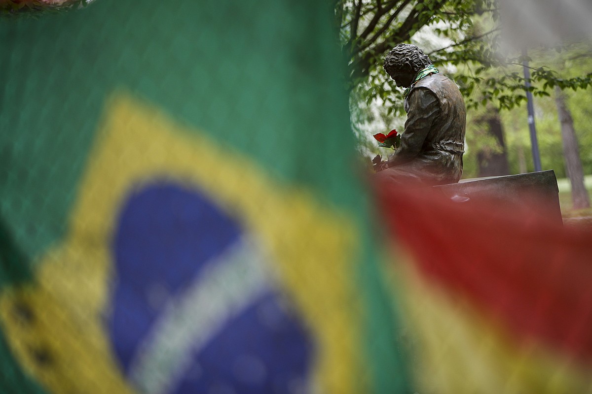 Hill: "Senna se sorprendería por la falta de riesgos en la F1 actual"