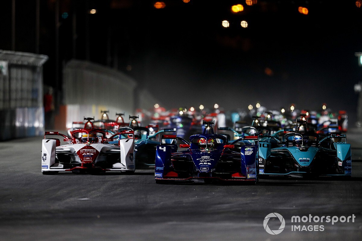 Formula E: un inizio controverso tra incidenti e missili!