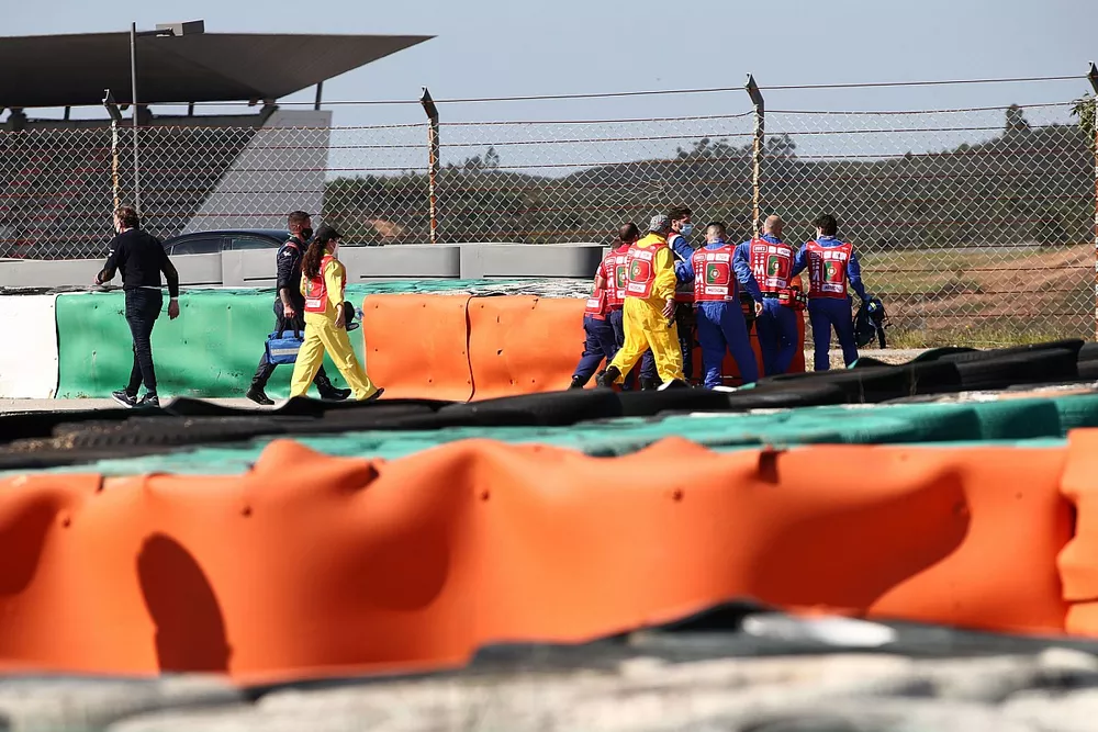 Des commissaires et m&eacute;decins aupr&egrave;s de Jorge Martin, Pramac Racing, apr&egrave;s son accident