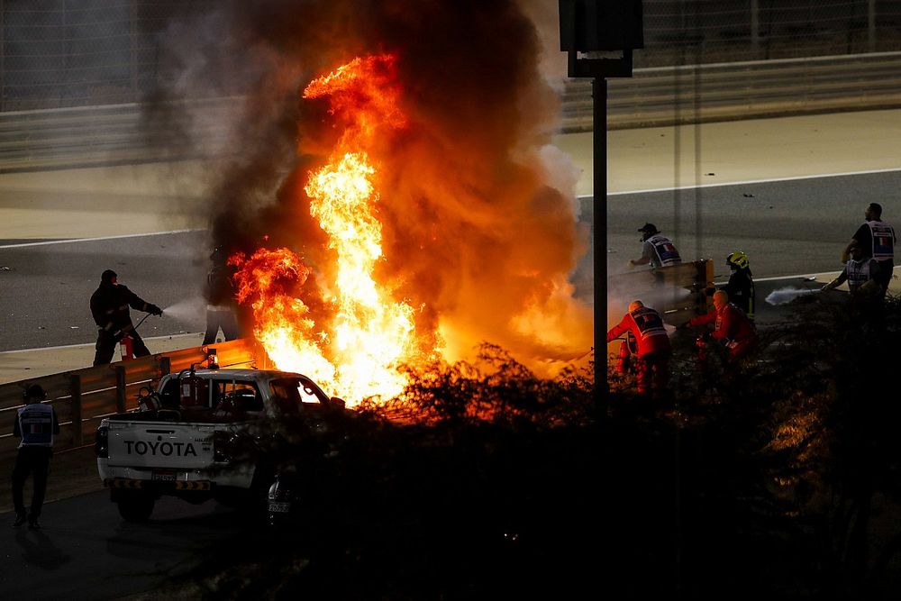 Les flammes sur le lieu du crash de Romain Grosjean, Haas VF-20