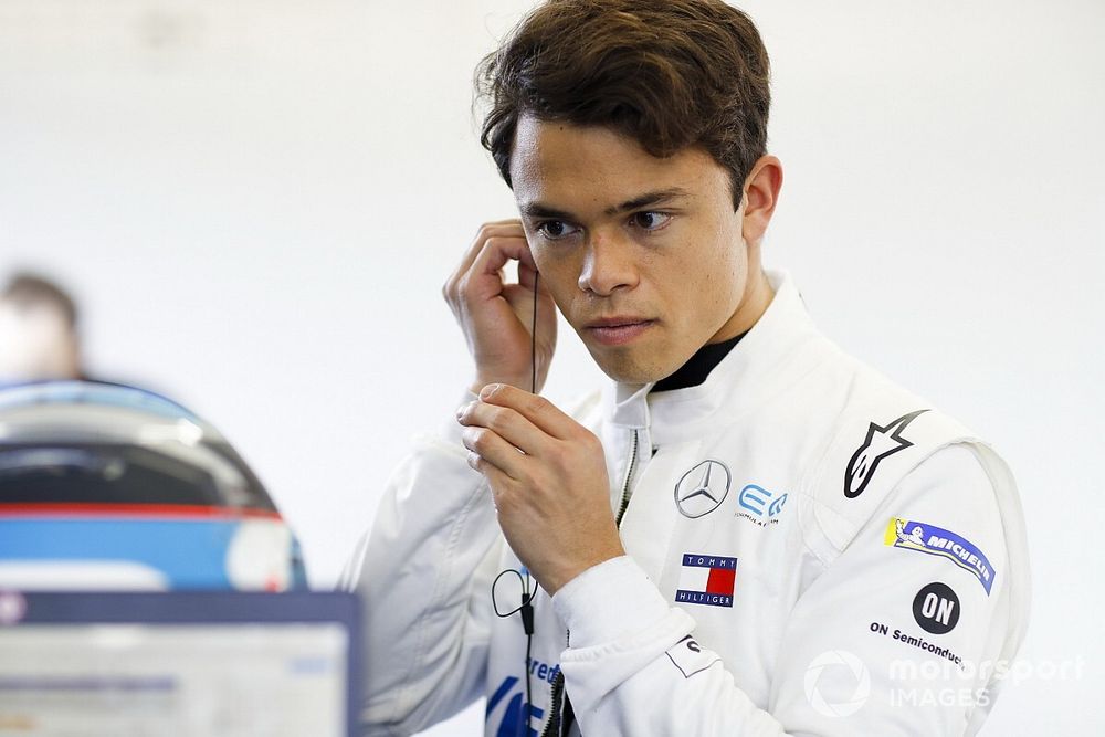 De Vries maakt F1-debuut met Mercedes in Abu Dhabi-test