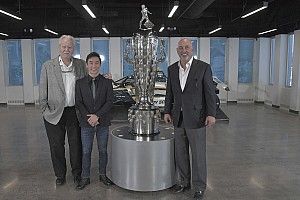 Indy 500 galibi Sato'nun yüzü 2. defa Borg-Warner Kupası'na işlendi