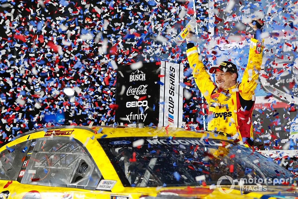 Daytona 500'de son turda lider takım arkadaşları kaza yaptı, Michael McDowell kazandı
