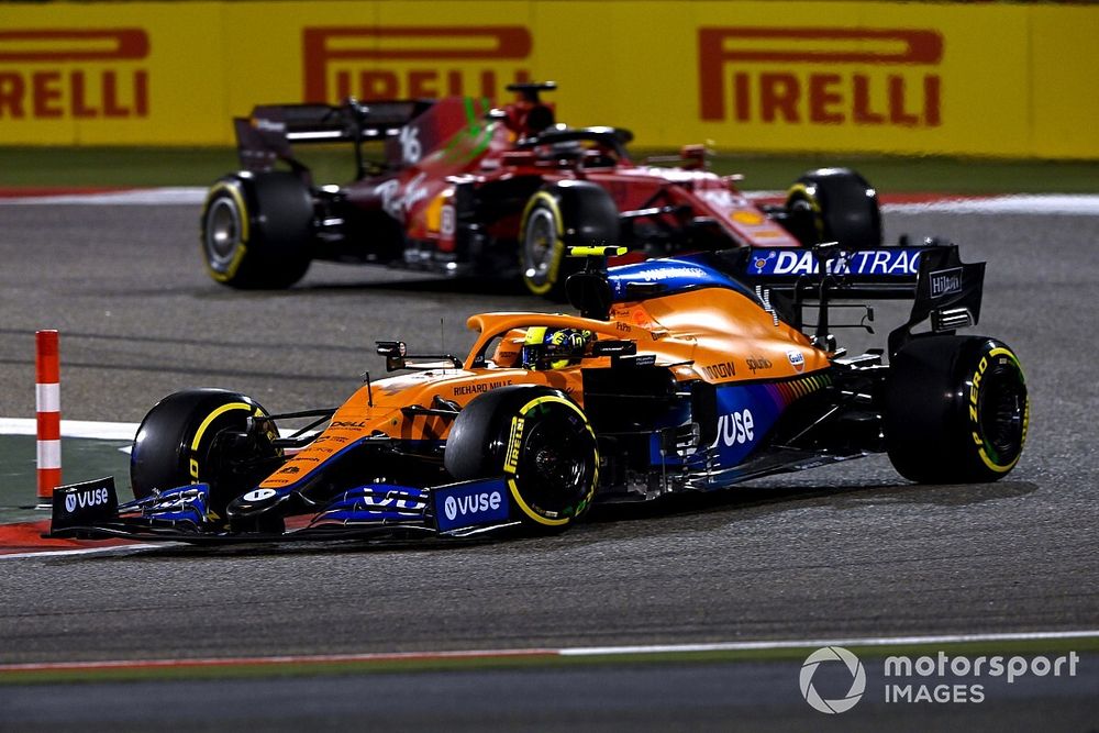 Lando Norris, McLaren MCL35M, Charles Leclerc, Ferrari SF21