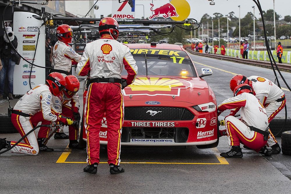 Supercars teams begin to cross border
