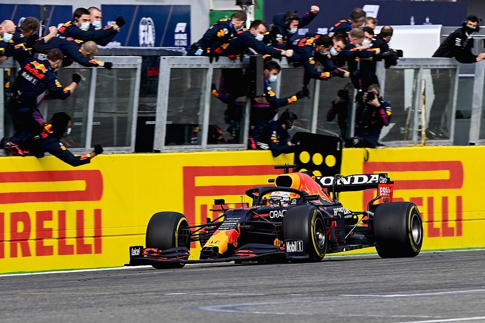 Le vainqueur Max Verstappen, Red Bull Racing RB16B franchit la ligne d'arrivée