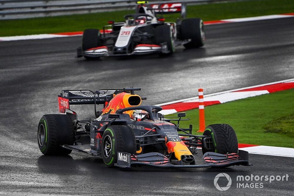 Verstappen ontloopt straf: Geen bewijs voor overschrijden witte lijn