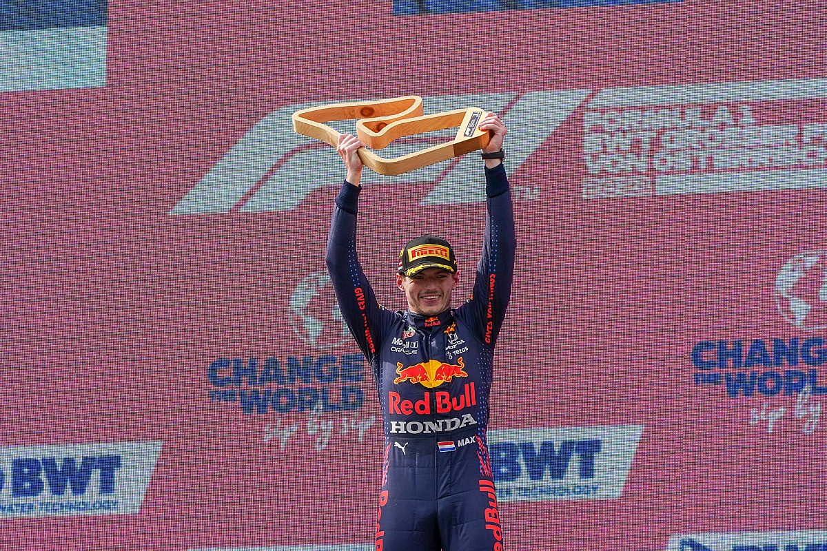 Verstappen 50 dobogónál jár az F1-ben – vajon melyik lehet a kedvence? (videó)