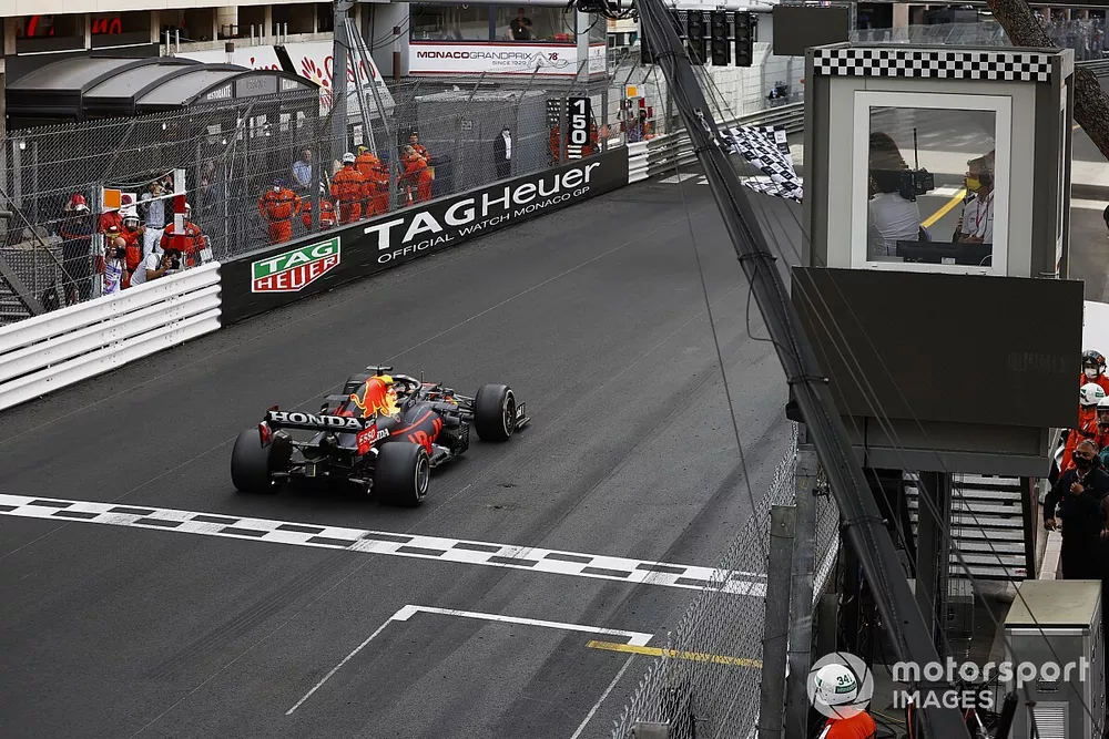 Max Verstappen, Red Bull Racing RB16B, 1st position, takes the chequered flag waved by Serena Williams