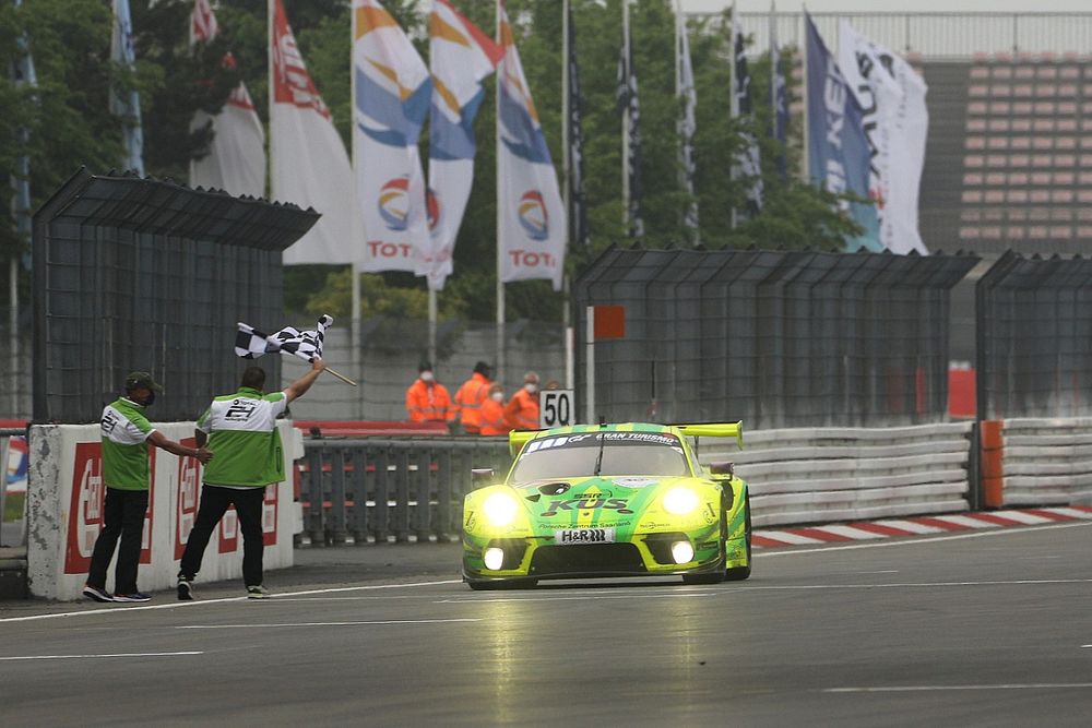 I vincitori #911 Manthey Racing Porsche 911 GT3 R: Matteo Cairoli, Lars Kern, Michael Christensen, Kevin Estre