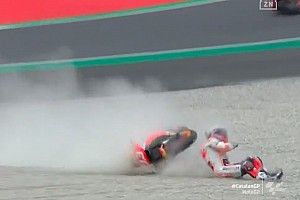 Vídeo: tercer abandono consecutivo por caída de Marc Márquez en Barcelona