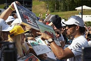 Érdekes kép került ki a Mercedes Twitter-oldalára: Hamilton és a szurkoló