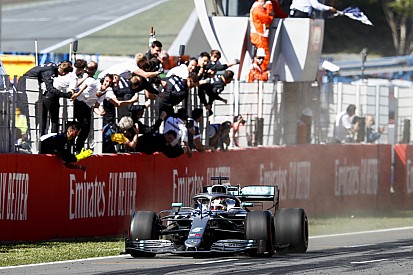 Hamilton dient critici van repliek: "Saaie F1 is niet onze schuld"