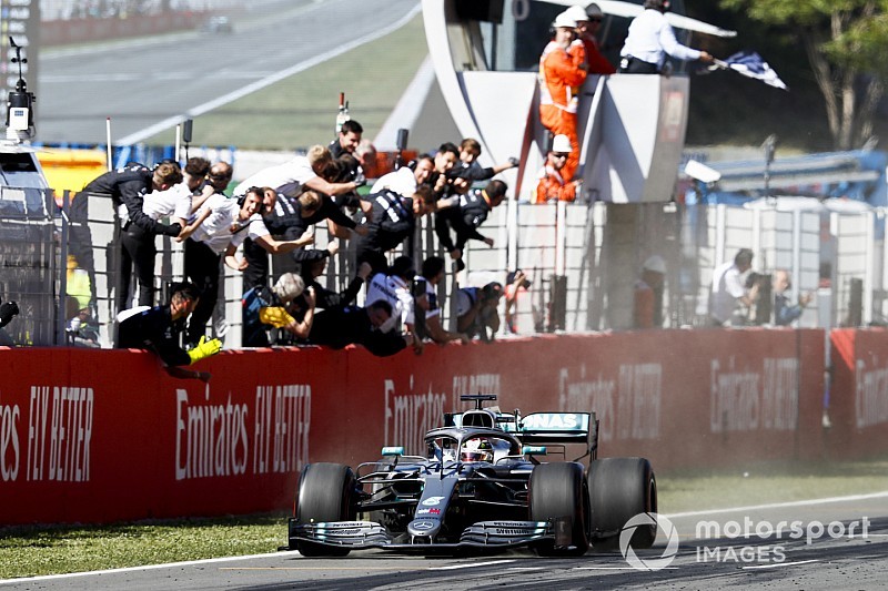 Hamilton cumple su aviso y recupera el liderato de la F1 en Barcelona