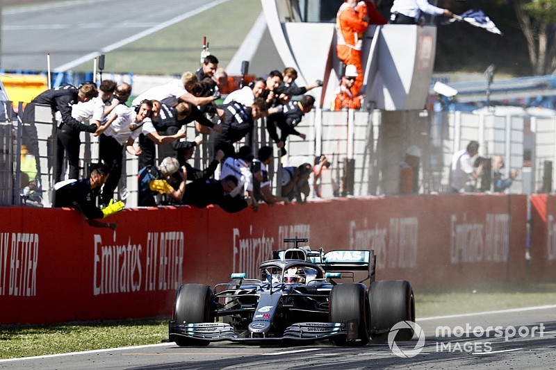 Hamilton dient critici van repliek: "Saaie F1 is niet onze schuld"