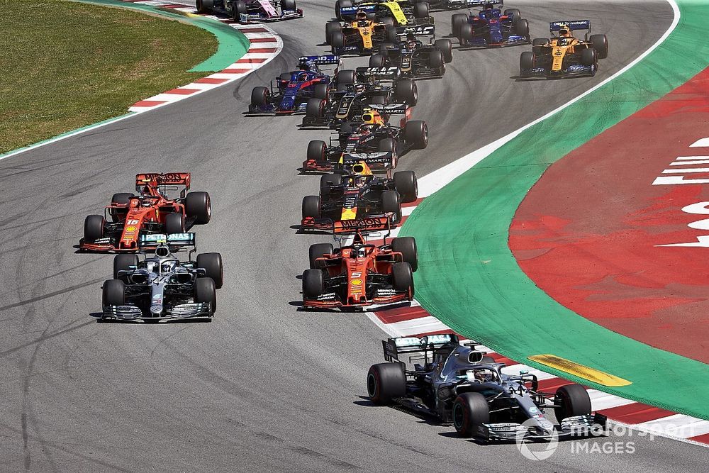 Lewis Hamilton, Mercedes AMG F1 W10, guida Valtteri Bottas, Mercedes AMG W10, Sebastian Vettel, Ferrari SF90,Max Verstappen, Red Bull Racing RB15, Charles Leclerc, Ferrari SF90, e il resto delle auto alla prima curva